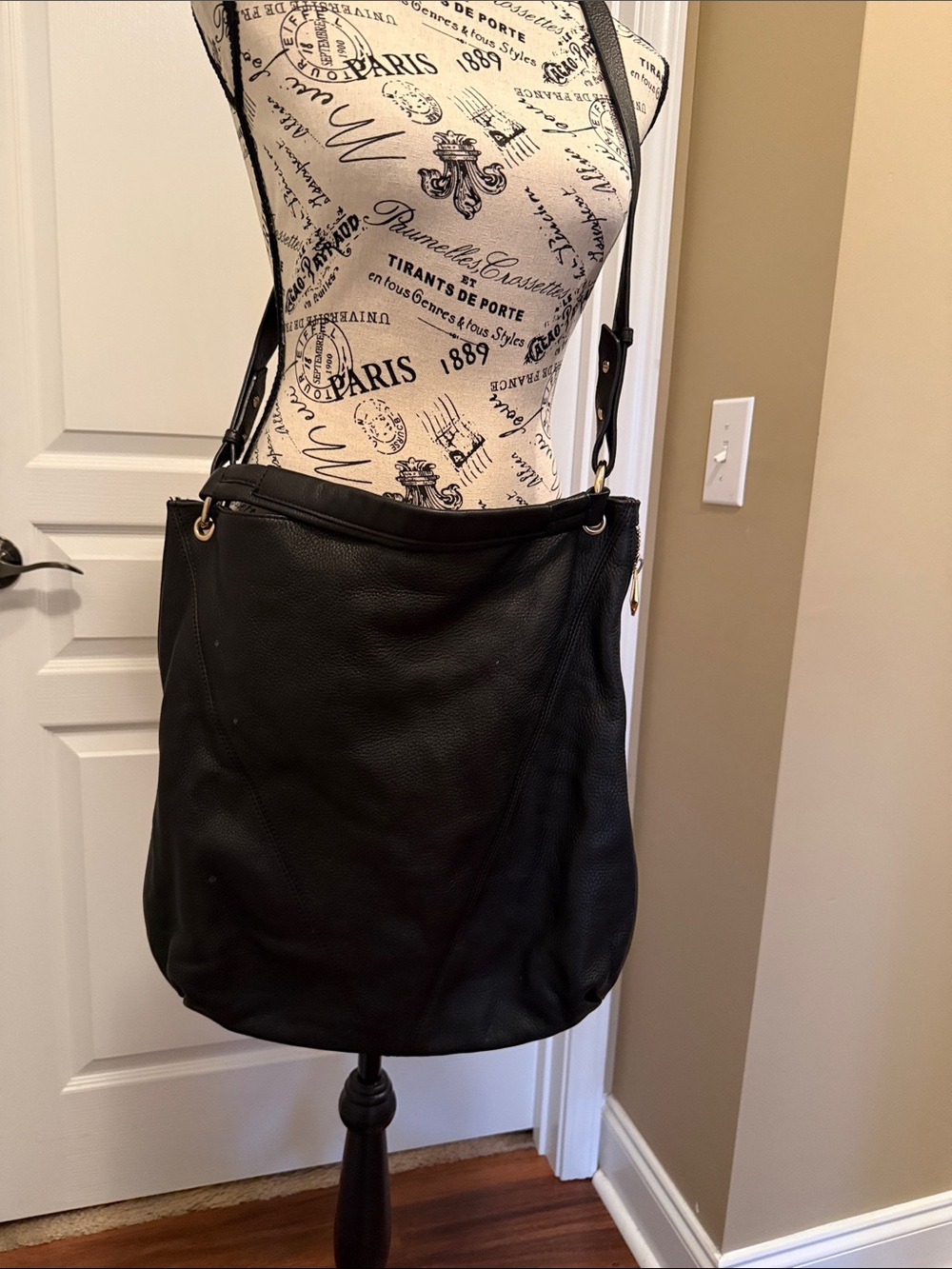 Pour La Victorie Black Leather Shoulder/ Crossbody Bag - Classic Everyday Tote